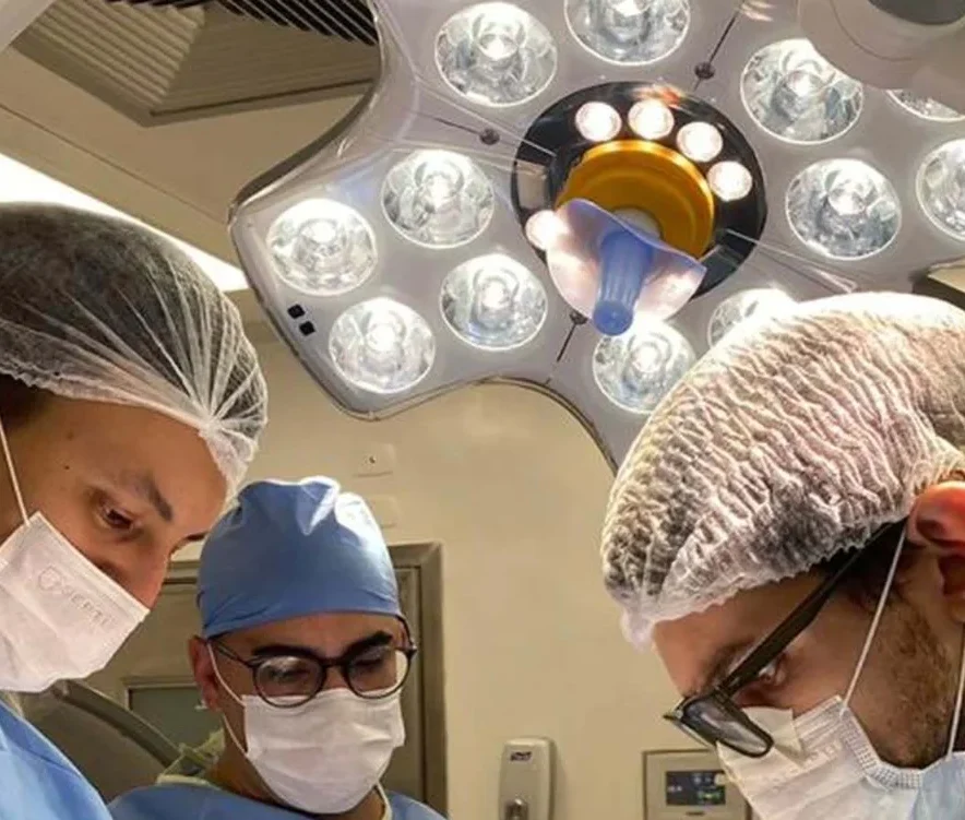 Dr. Marcello em cirurgia